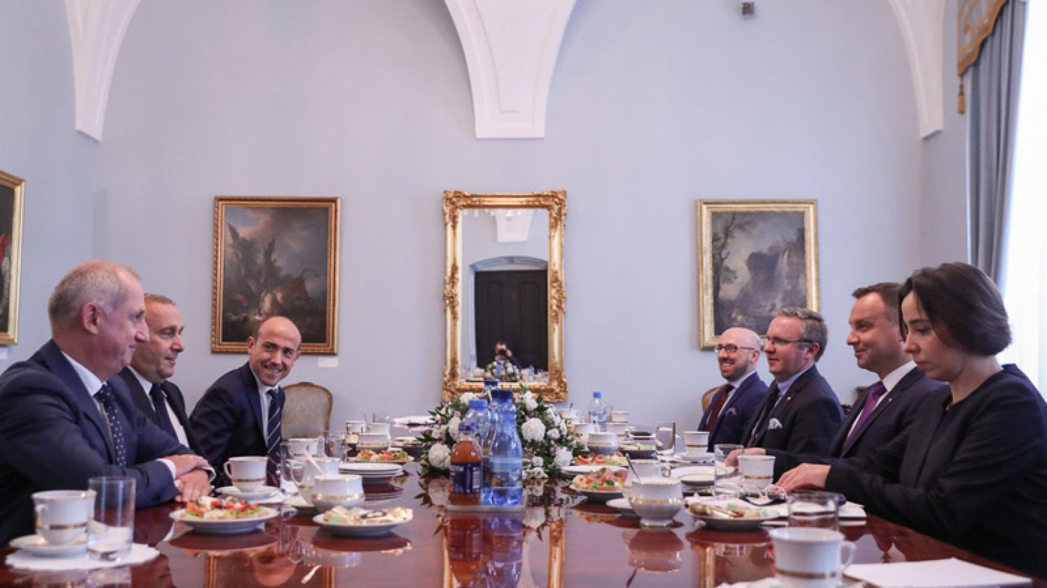 Kancelaria Prezydenta ujawniła zdjęcia ze spotkania Andrzeja Dudy z szefostwem PO. Patrząc na nie aż trudno uwierzyć, jak dobra atmosfera panowała podczas rozmów głowy państwa z Borysem Budką, Sławomirem Neumannem i Grzegorzem Schetyną.