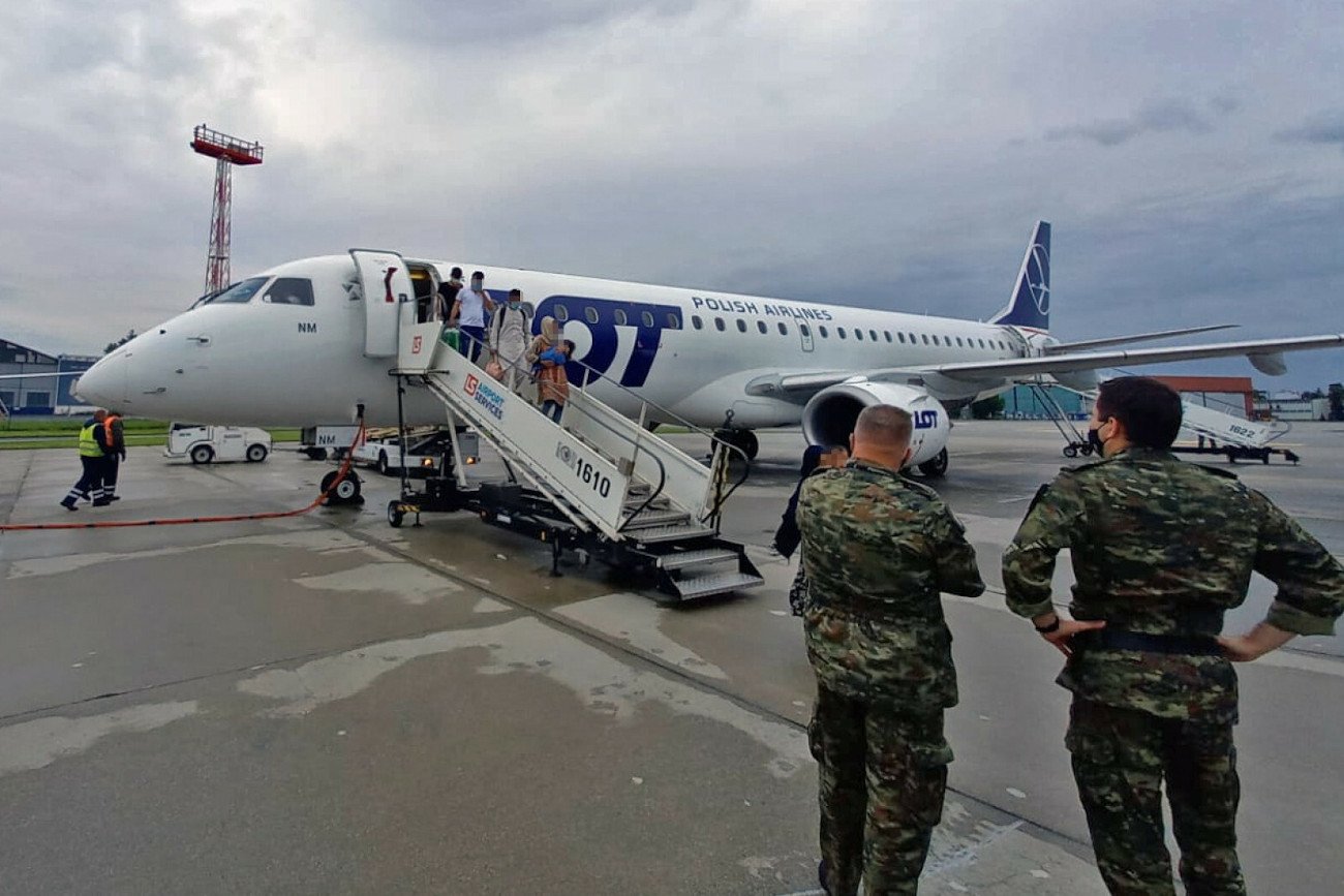 Szef KPRM Michał Dworczyk poinformował, że "w ramach solidarności sojuszniczej" i "zgodnie ze wcześniejszymi ustaleniami" Polska przyjmie grupę 500 Afgańczyków.