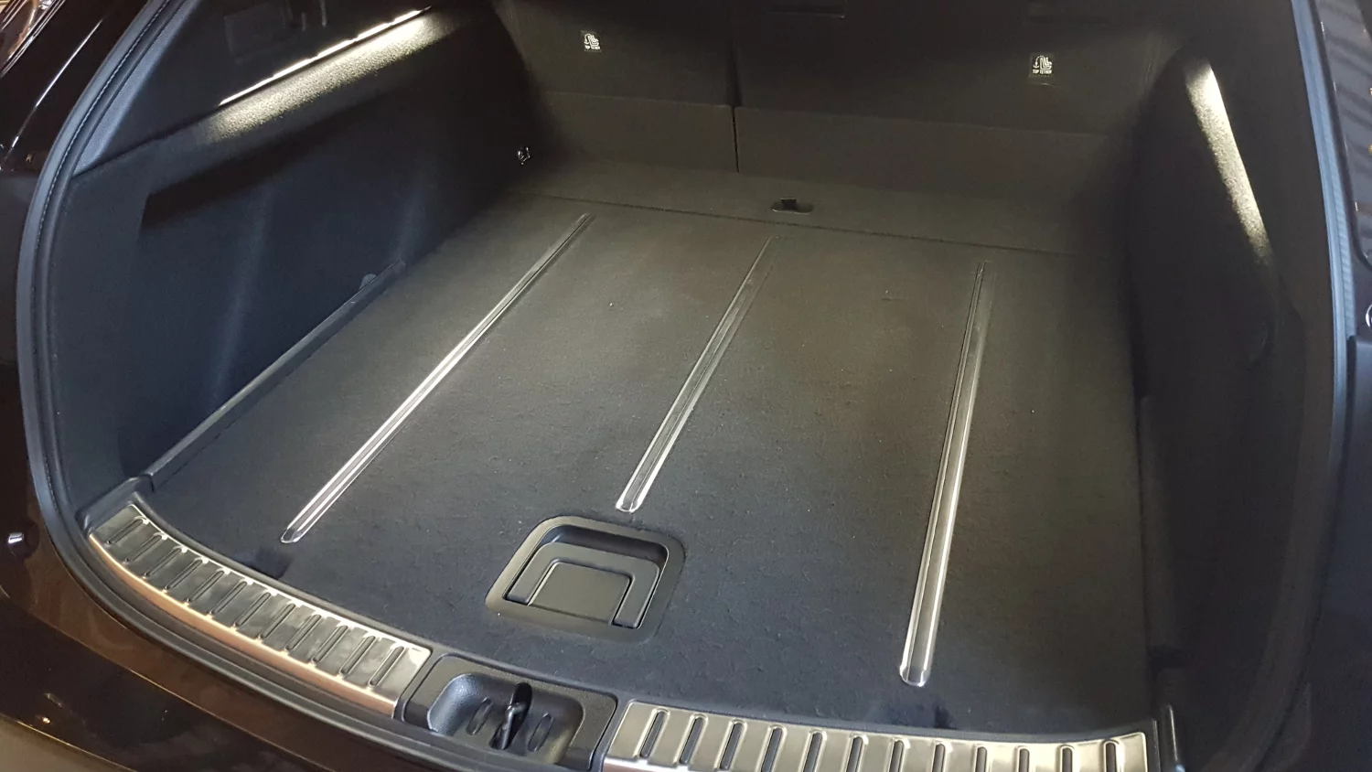 Wielki i pakowny bagażnik w wersji sport touring dodatkowo ma podświetlenie ambient. Jakby tego było mało, podłogę bagażnika można przewrócić na drugą stronę, ale po drugiej stronie nie ma metalowych wzmocnień.