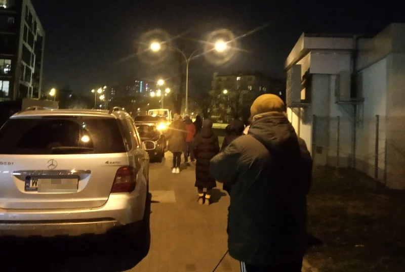Nocna kolejka do "punktu mobilnego" InPost.