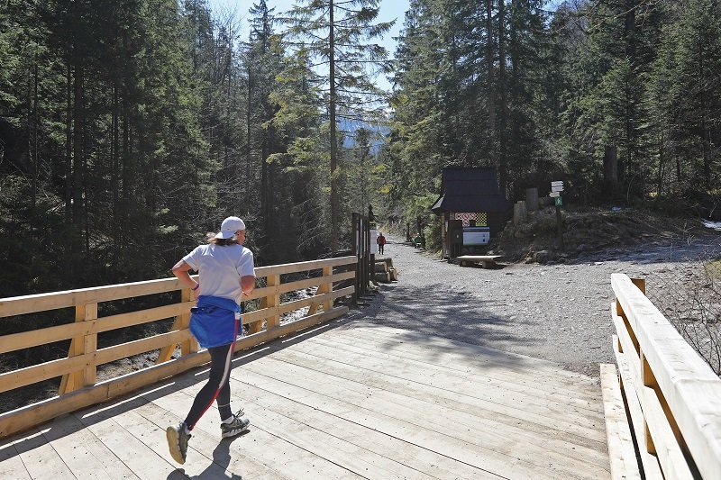 W górach mimo epidemii koronawirusa widać już więcej ludzi.