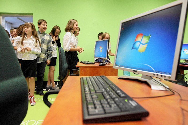 Laptopa dla każdego ucznia? W polskich szkołach na ośmiu uczniów przypada jeden komputer