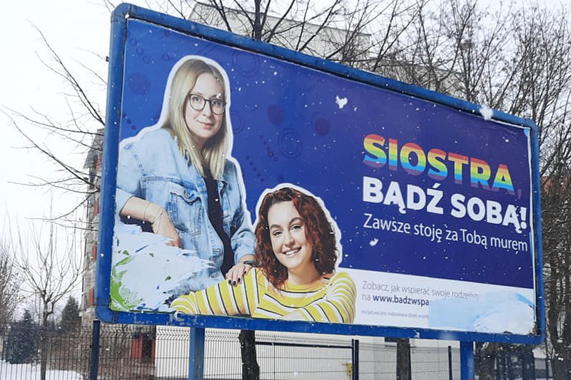"Brat/Siostra, bądź sobą!". Billboardy z nową kampanią wspierającą osoby LGBT+ zawisły w Radomiu