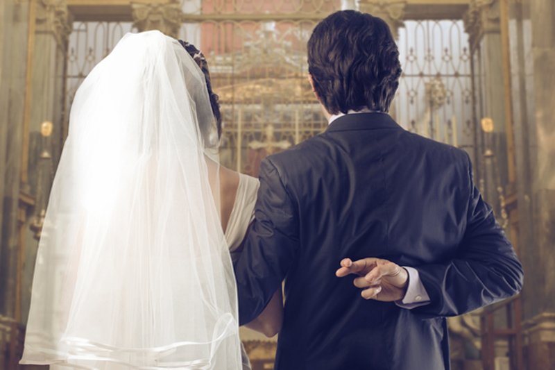 [url=http://www.shutterstock.com/pic-102665183/stock-photo-marrying-couple-in-a-church-with-groom-crossing-his-fingers-behind-his-back.html?src=csl_recent_image-1]Brytyjska wiza za ślub z Polką[/url]