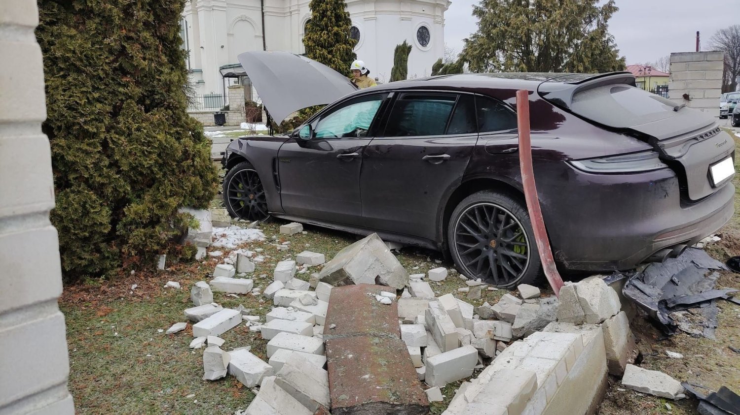Porsche Panamera wjechało na plebanię kościoła.