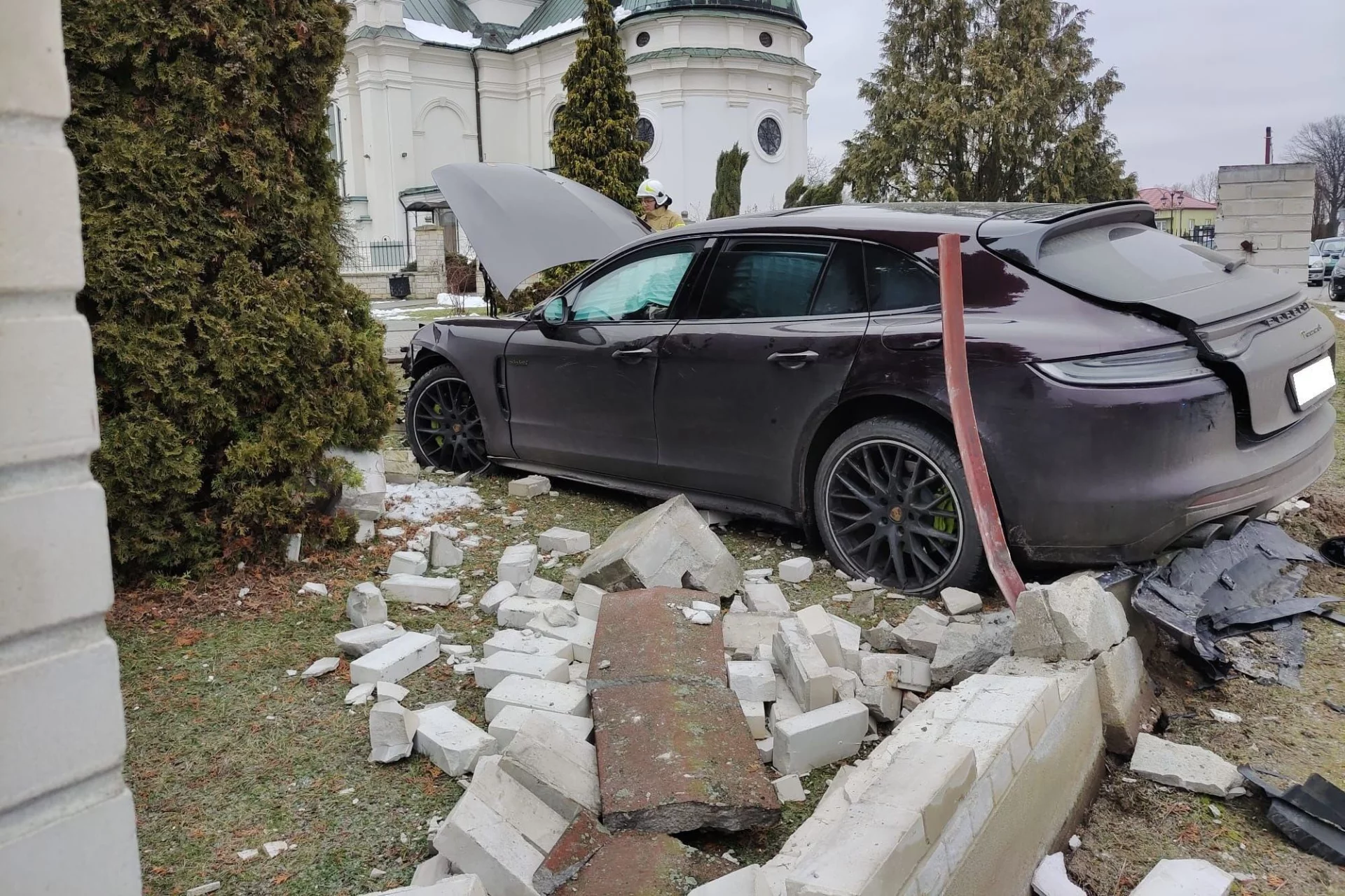 Porsche Panamera wjechało na plebanię kościoła.