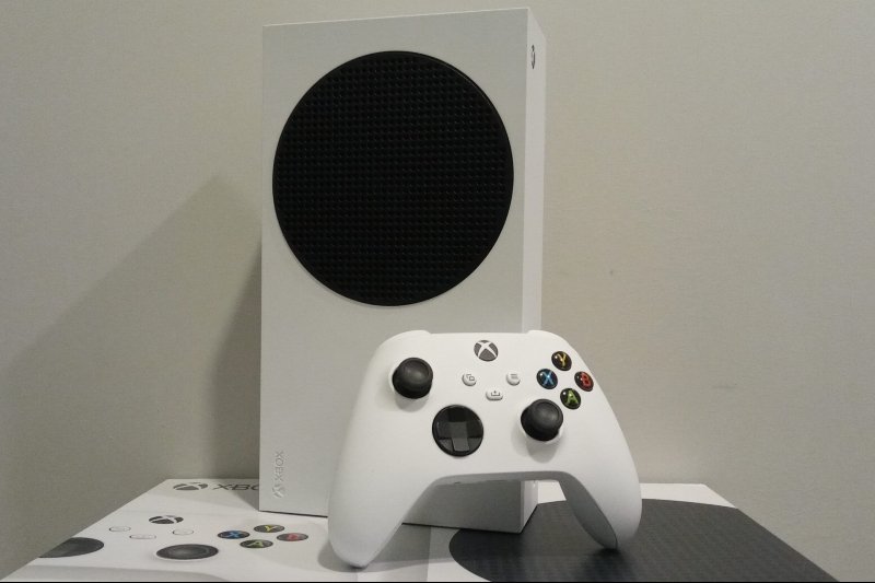 Xbox Game Pass Ultimate to miesięczny abonament na dostęp do cyfrowej biblioteki gier na komputery, konsole i smartfony. Sprzętem, który pozwoli z niego skorzystać jest chociażby konsola Xbox Series S