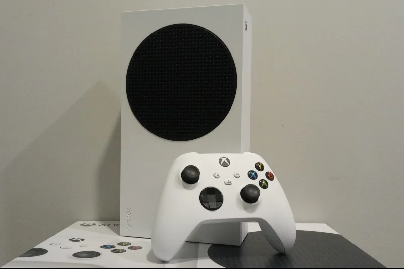 Xbox Game Pass Ultimate to miesięczny abonament na dostęp do cyfrowej biblioteki gier na komputery, konsole i smartfony. Sprzętem, który pozwoli z niego skorzystać jest chociażby konsola Xbox Series S