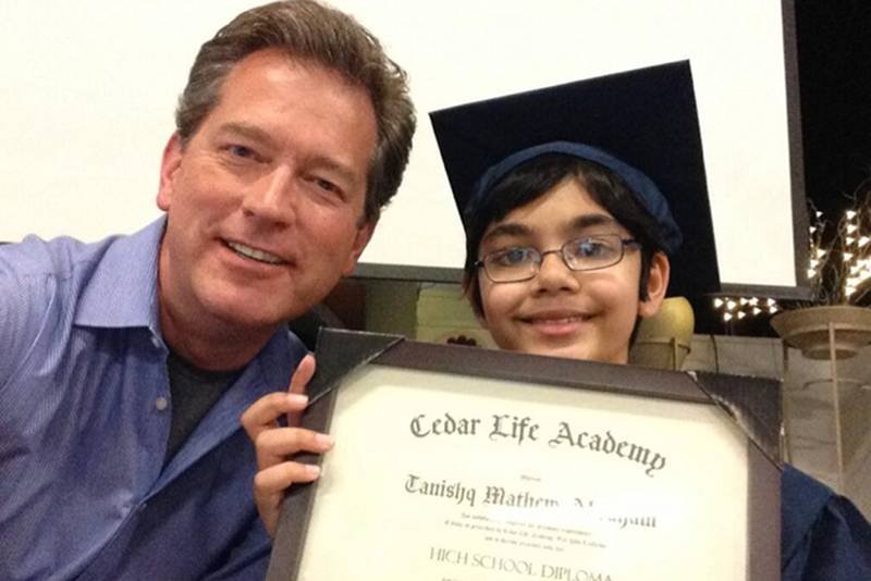 Tanishq Abraham otrzymuje dyplom ukończenia szkoły średniej