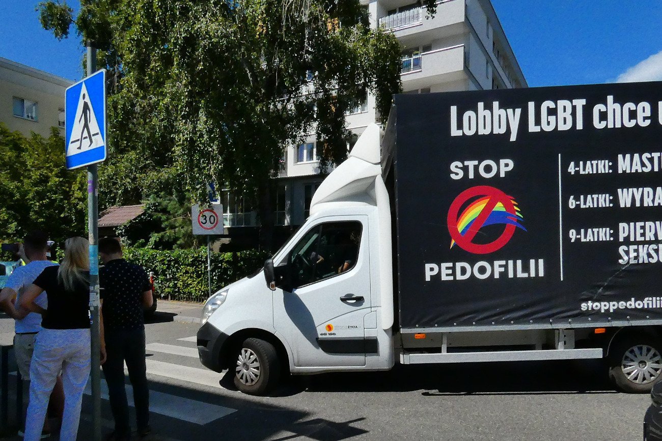 Rada Warszawy przyjęła uchwałę, w której mowa o zakazie poruszania się po ulicach stolicy furgonetek oklejonych homofobicznymi i antyaborcyjnymi hasłami.