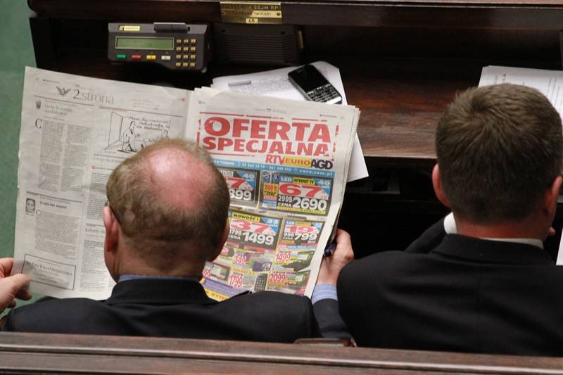 Politycy czytający prasę podczas obrad Sejmu