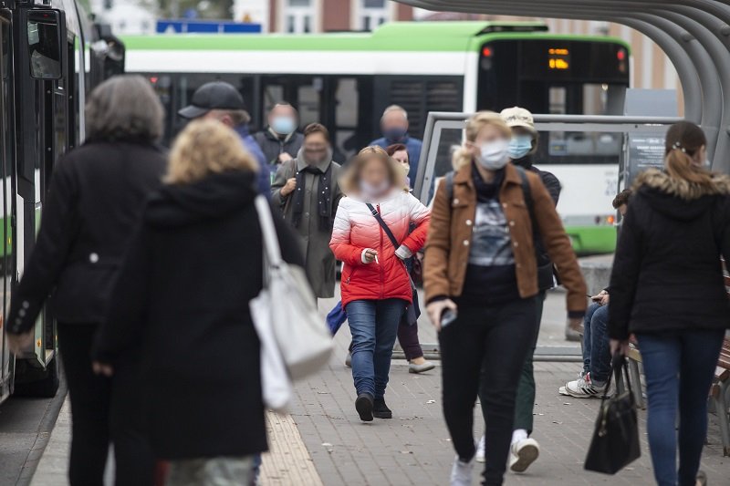 Wyjaśniamy, o co chodzi w nowych obostrzeniach w żółtych i czerwonych strefach w Polsce.