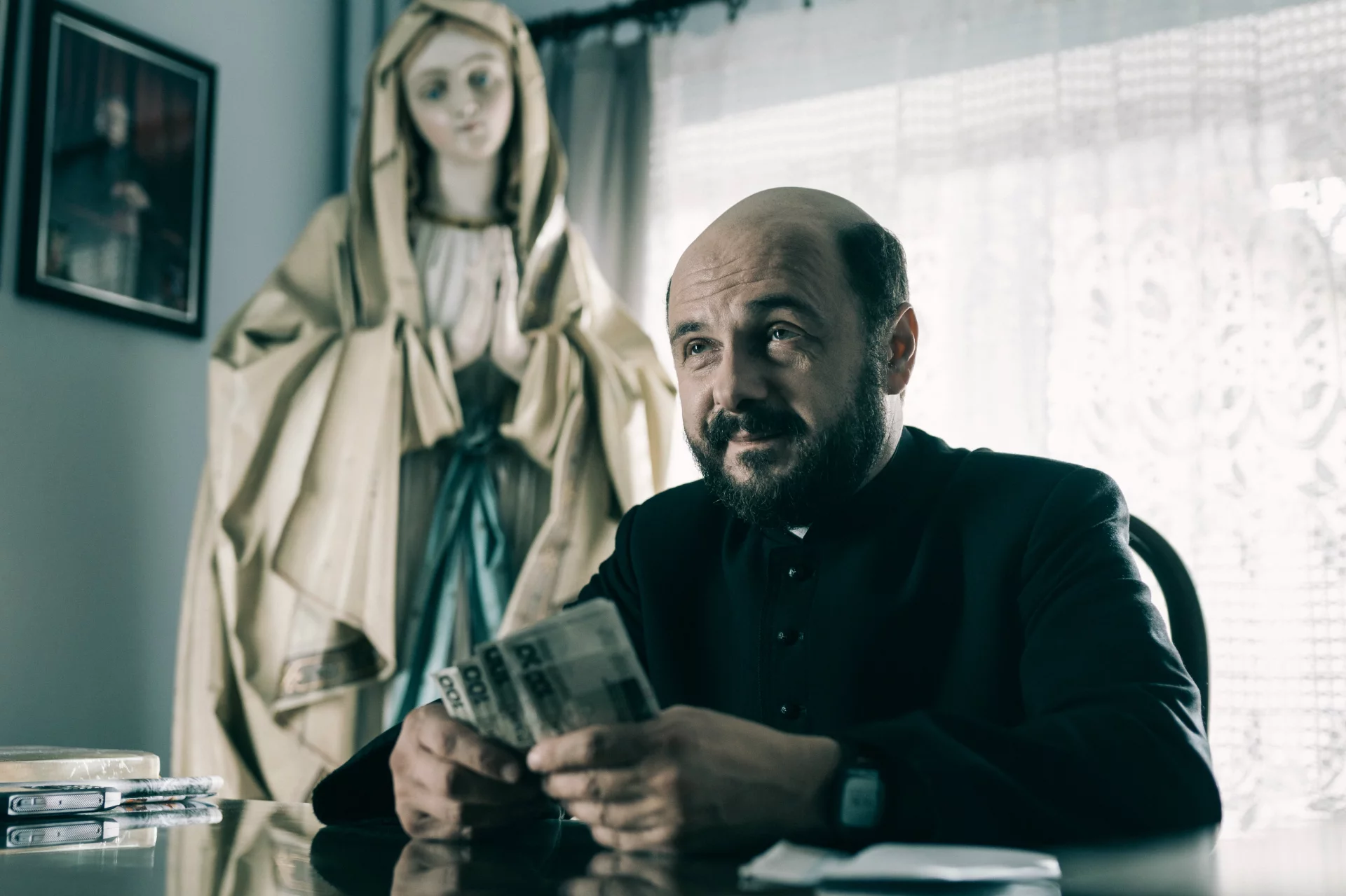 Arkadiusz Jakubik zagrał jedną z głównych ról w "Klerze".