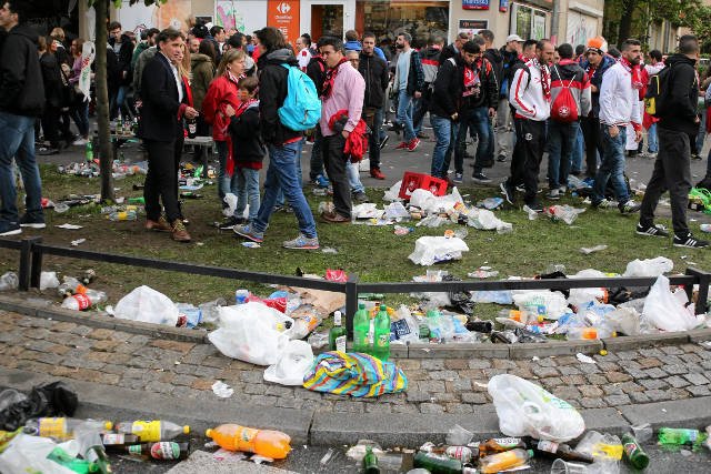 Kibice Sevilli zebrali się na ulicy Francuskiej przed rozpoczęciem finału Ligi Europy