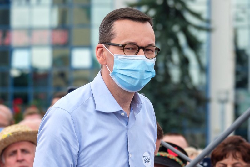 Premier Mateusz Morawiecki stwierdził, że cieszy się, że Polacy coraz mniej obawiają się epidemii. "To jest dobre podejście, bo on jest w odwrocie. Już teraz nie trzeba się go bać. Trzeba pójść na wybory tłumnie 12 lipca" - apelował.