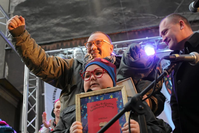 14 stycznia 2014 r. przed blokiem Łukasza Berezaka w Szczecinie ustawiono scenę – przyjechał Jurek Owsiak i wiele gwiazd, które zagrały koncert specjalnie dla niepełnosprawnego 10-latka.