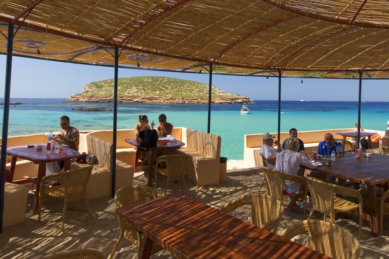 Turyści w barze. Zdjęcie ilustracyjne.