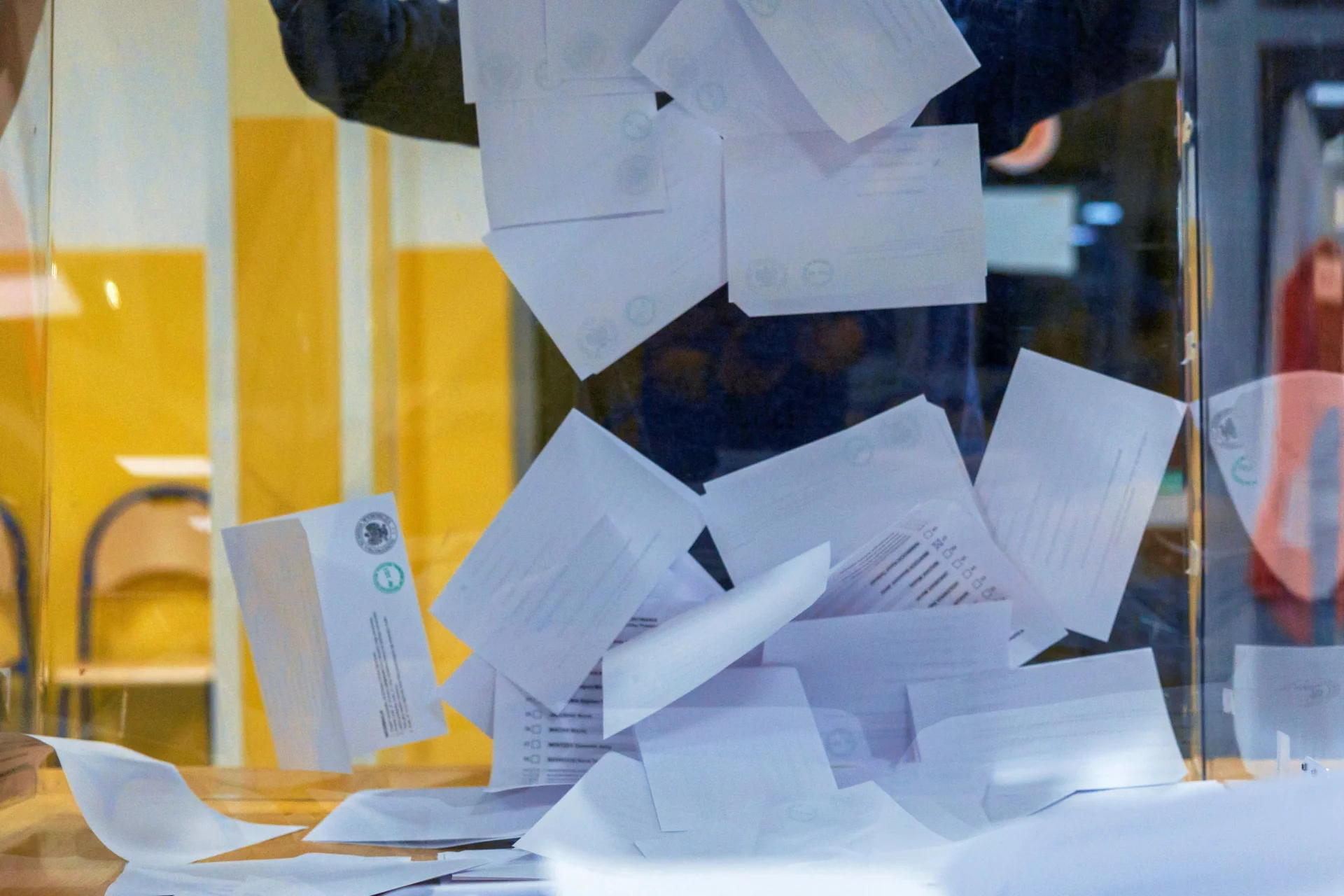 Sąd Najwyższy pod presją. Lawina protestów po wyborach – podano liczbę urna wyborcza