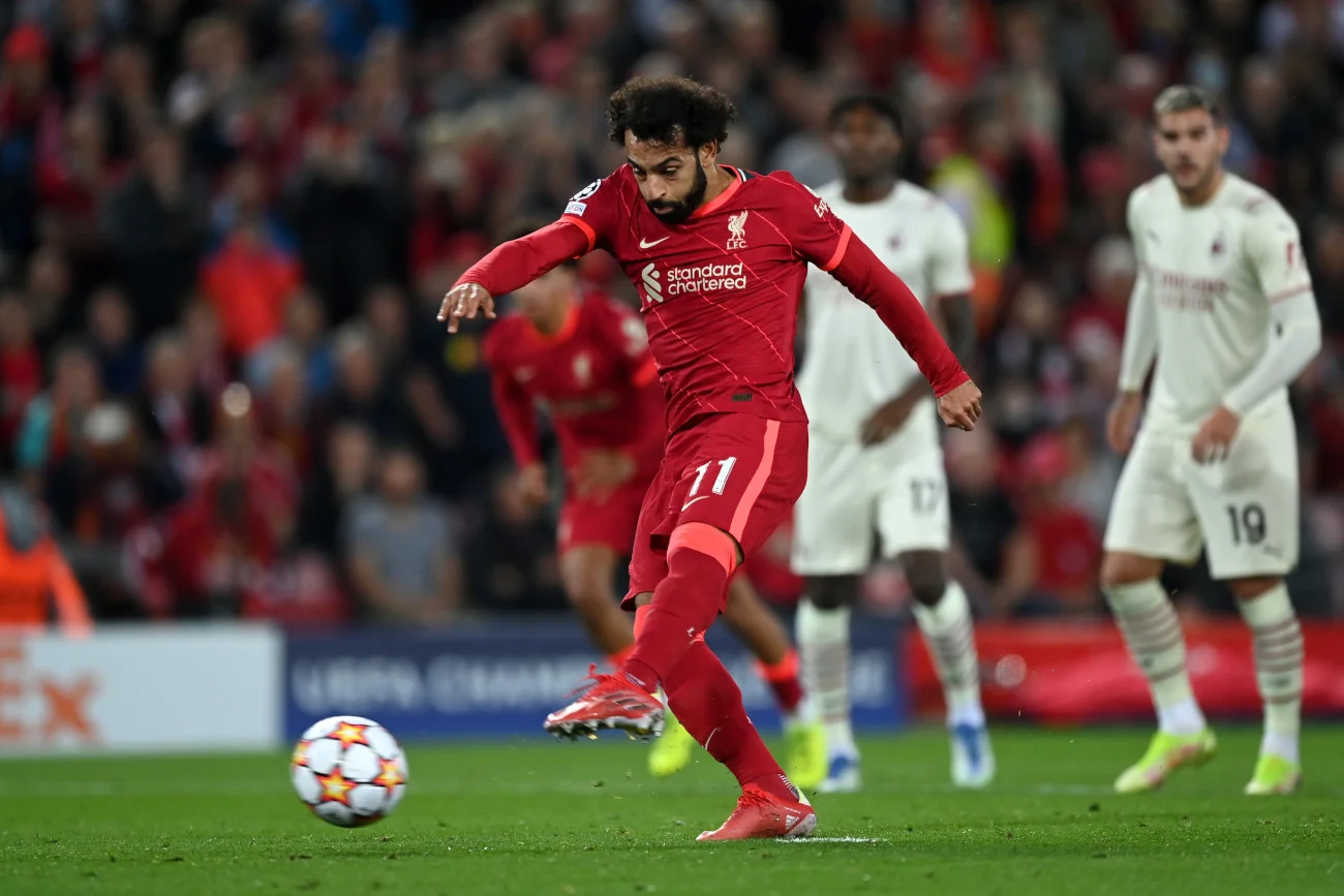 Mohamed Salah zaczął mecz od zmarnowanego rzutu karnego. Egipcjanin jednak szybko się zrehabilitował.
