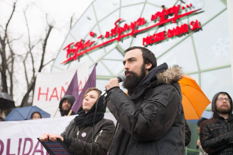Podczas "Godziny Solidarności z Pracownikami Polskiego Radia" przemawiał m.in. Mateusz Mirys z Partii Razem.
