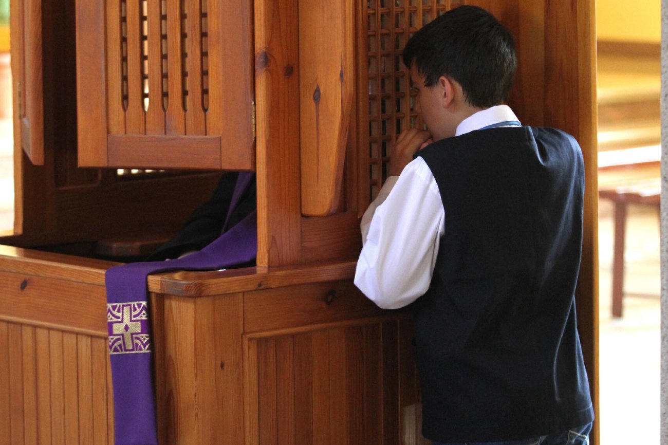 Zakaz spowiedzi dla dzieci? Teza Biedronia podzieliła Polaków [SONDAŻ]