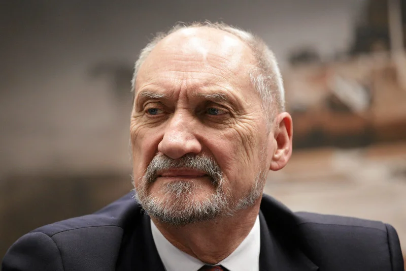 Antoni Macierewicz jest w PiS prawdziwym ekspertem od piętrowych teorii spiskowych. To on wymyślił  "zamach" smoleński