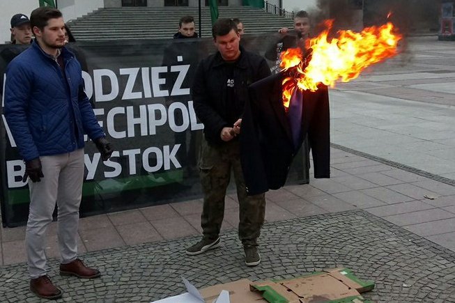 Młodzież Wszechpolska z Białegostoku w ramach happeningu spaliła kukłę Ryszarda Petru