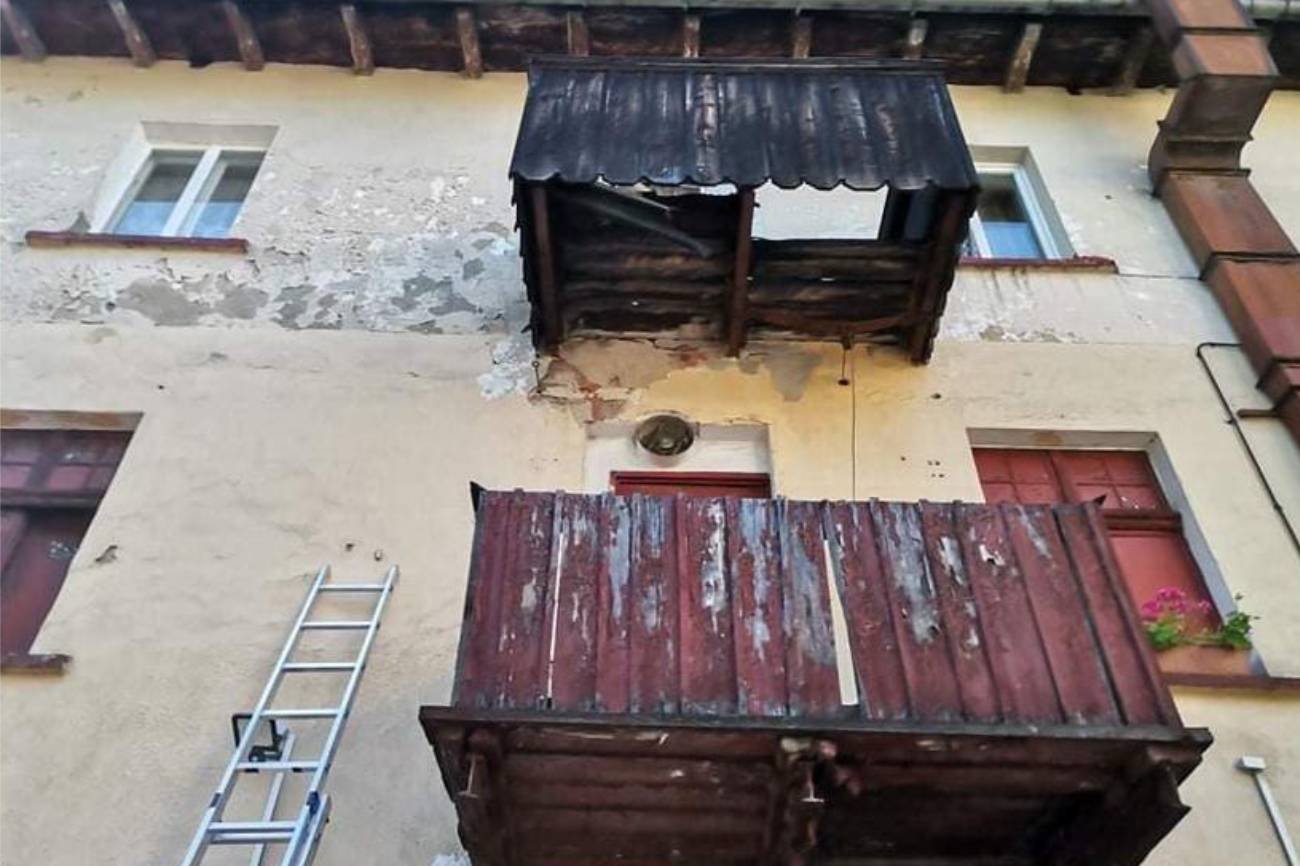 Kobieta mieszkająca w jednej z kamienic w Szklarskiej Porębie wyszła na balkon, aby zapalić papierosa