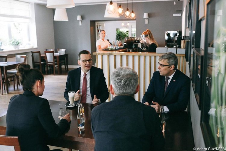 Mateusz Morawiecki złamał środki bezpieczeństwa podczas spotkania z restauratorami.