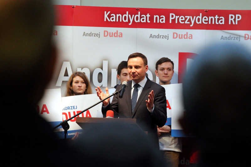 Kolejne wypowiedzi Andrzeja Dudy w sprawie in vitro coraz bardziej szkodzą jego kampanii.