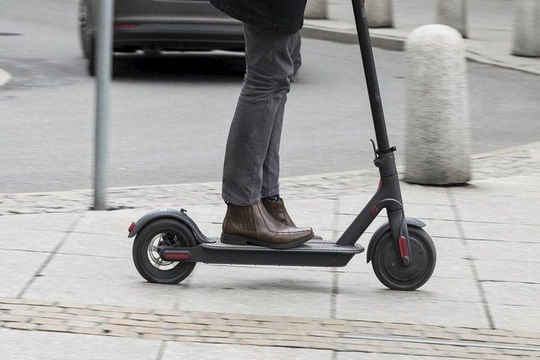 Coraz więcej wypadków wśród użytkowników elektrycznych hulajnóg.