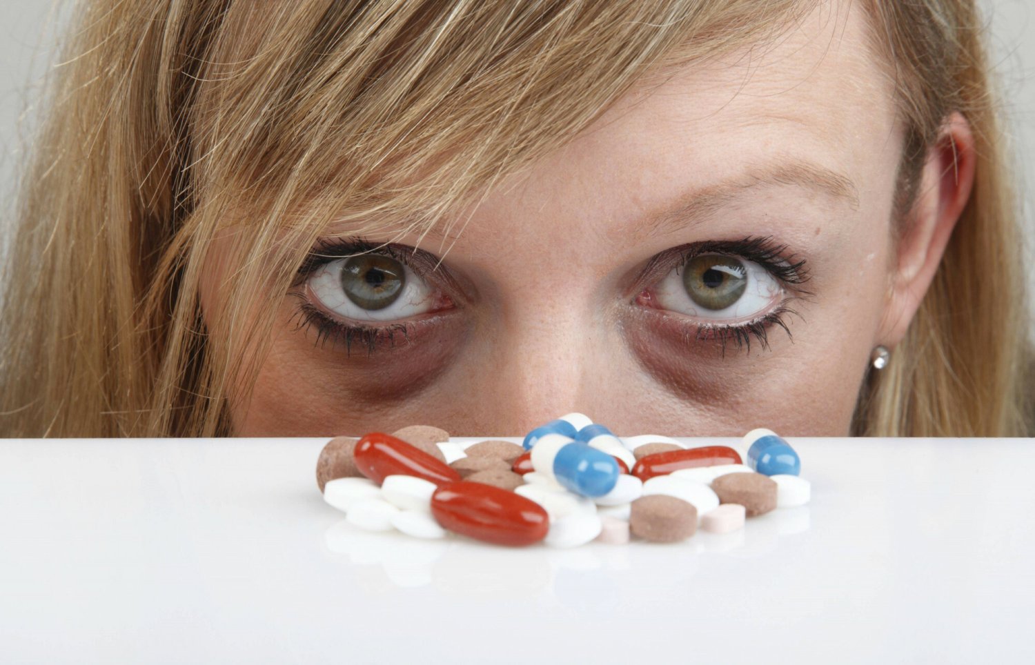 Opioidy to heroina naszych czasów. Kobiety są mistrzyniami w kamuflowaniu swojego uzależnienia