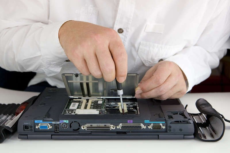 Wypadające klawisze, rozpadająca się i obudowa i zalanie cieczą - serwisy laptopów walczą z klientami o interpretacje usterek.