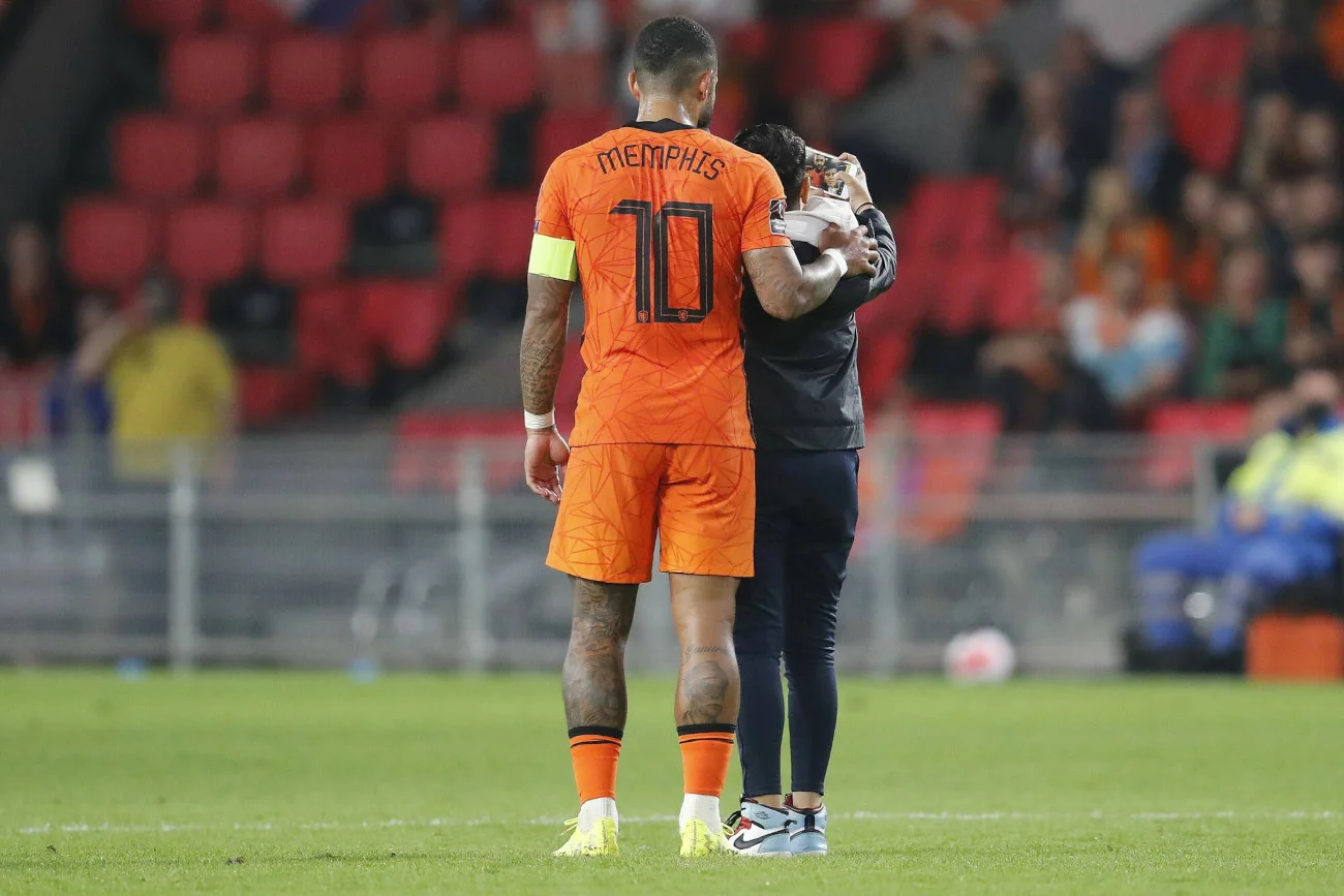 Memphis Depay i 13-letni szczęśliwiec, którego radość trwała jednak tylko przez... jedno zdjęcie.