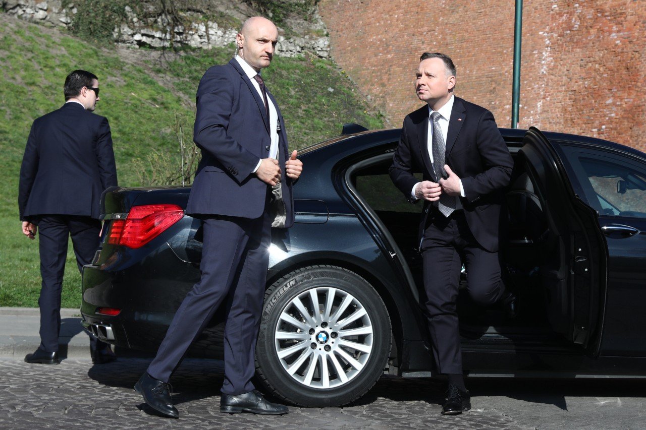 Andrzej Duda mimo epidemii koronawirusa pojawił się na Wawelu w 10. rocznicę katastrofy smoleńskiej. Andrzej Duda tak jak Beata Szydło i Ryszard Terlecki pojawili się w czasie epidemii koronawirusa przy grobie Lecha Kaczyńskiego mimo rządowych zaleceń, by pozostać w domu.