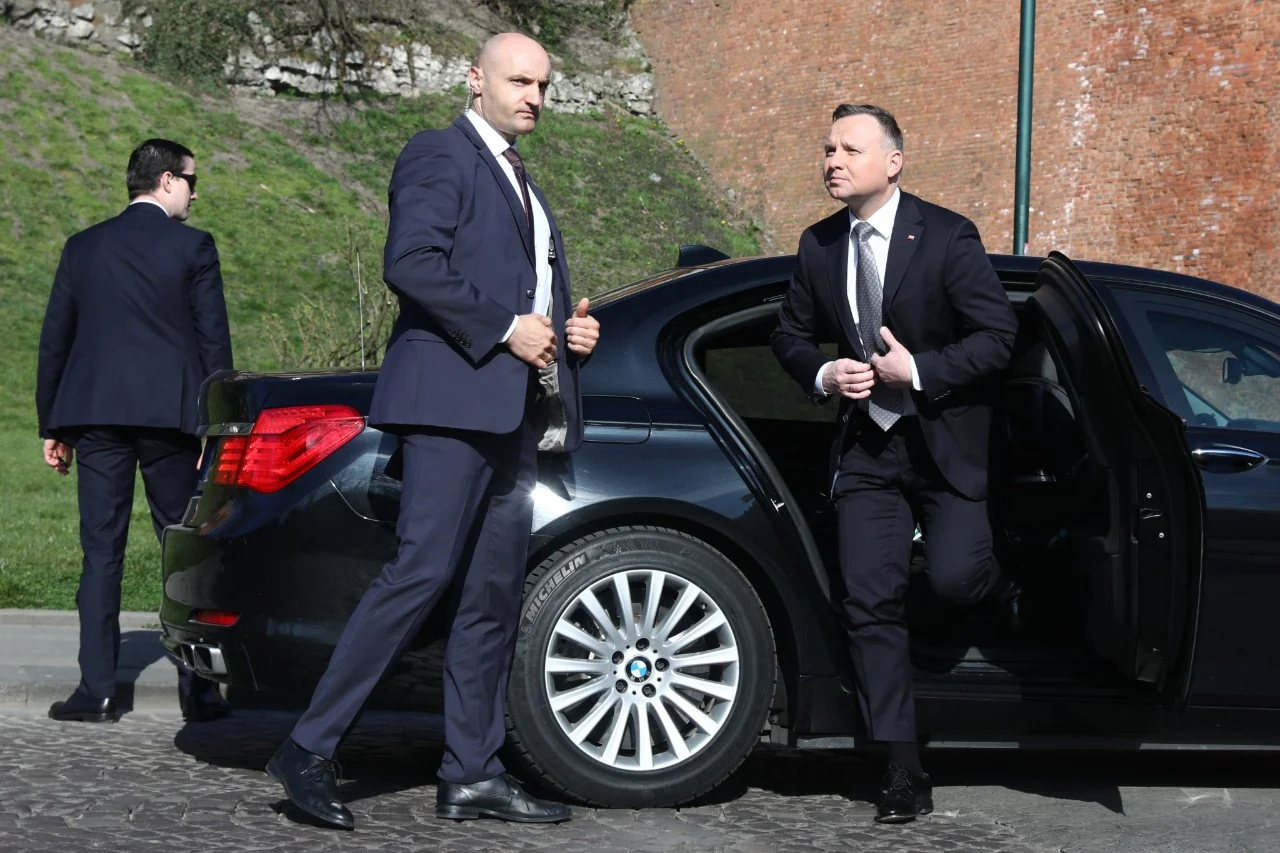 Andrzej Duda mimo epidemii koronawirusa pojawił się na Wawelu w 10. rocznicę katastrofy smoleńskiej. Andrzej Duda tak jak Beata Szydło i Ryszard Terlecki pojawili się w czasie epidemii koronawirusa przy grobie Lecha Kaczyńskiego mimo rządowych zaleceń, by pozostać w domu.