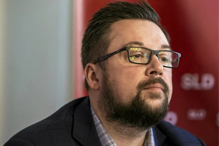 Poseł Marcin Kulasek po raz kolejny tłumaczy się ze swoich słów w wywiadzie o hotelu poselskim.