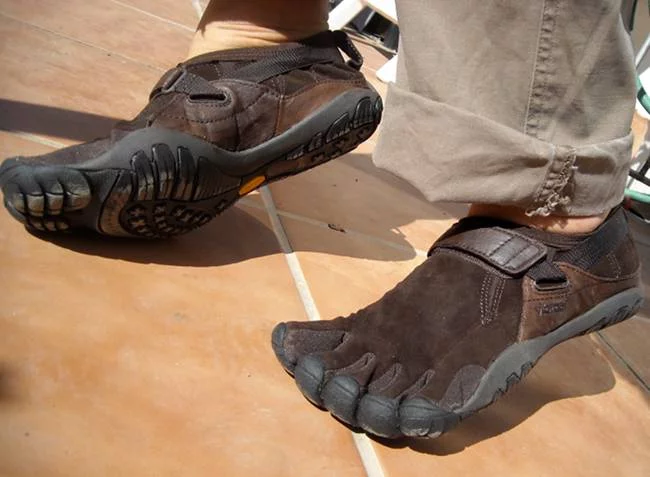 Buty firmy Vibram, mające jak najbardziej upodobnić chód ich posiadacza do naturalnego.
