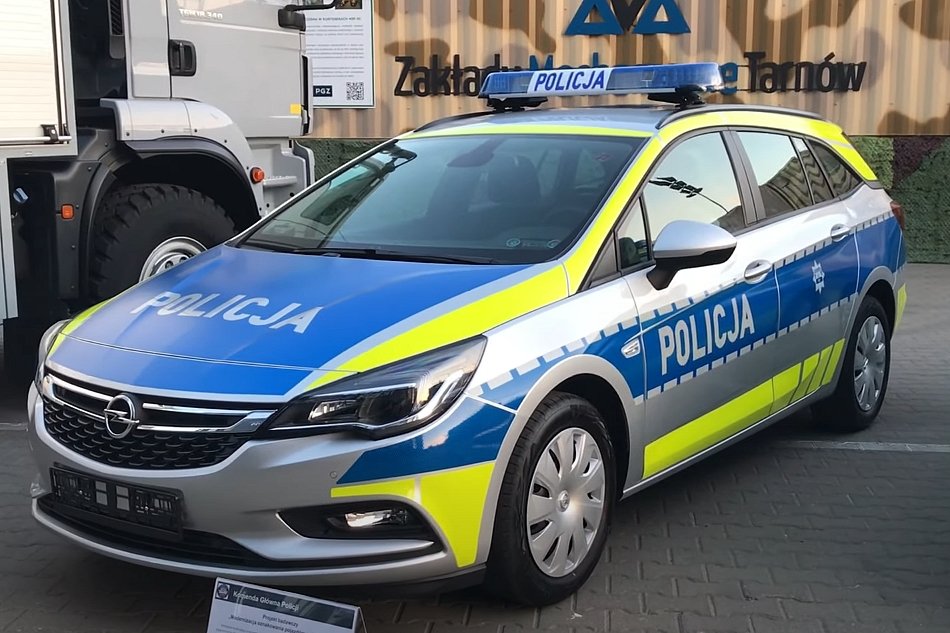 Policja dodała nowy kolor do swoich radiowozów.
