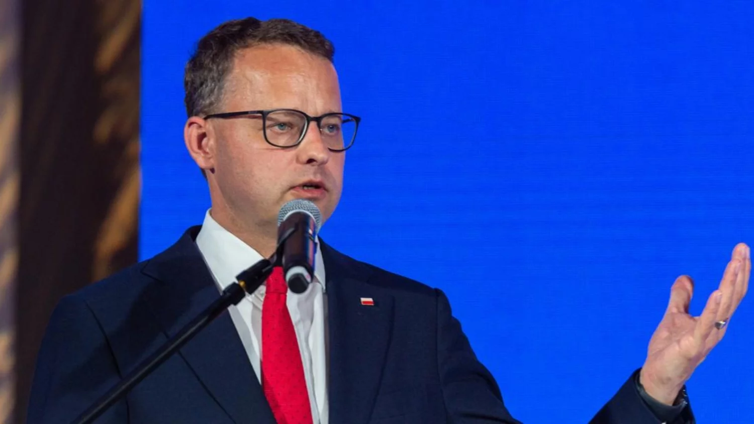 Miał dwa paszporty, nie ma żadnego. Romanowski miota się w potrzasku