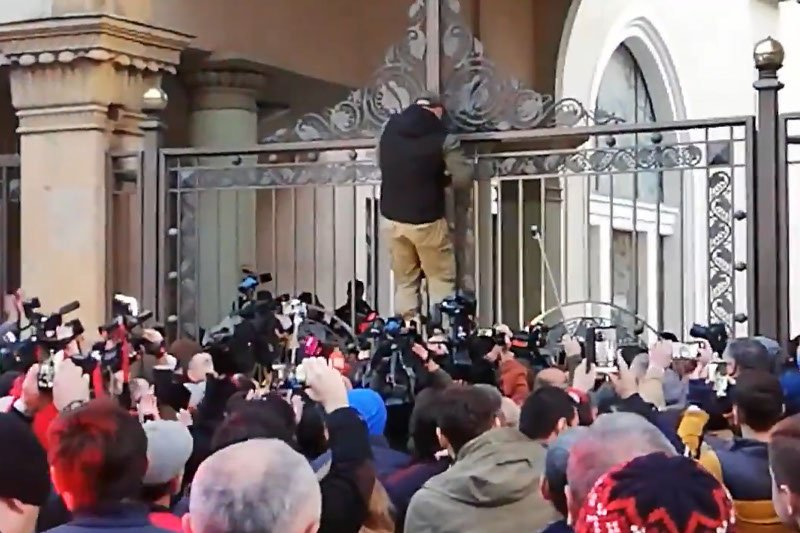 Gruzini zamknęli bramę prowadzącą do gmachu Parlamentu, domagają się dymisji rządu i rozpisania przedterminowych wyborów.