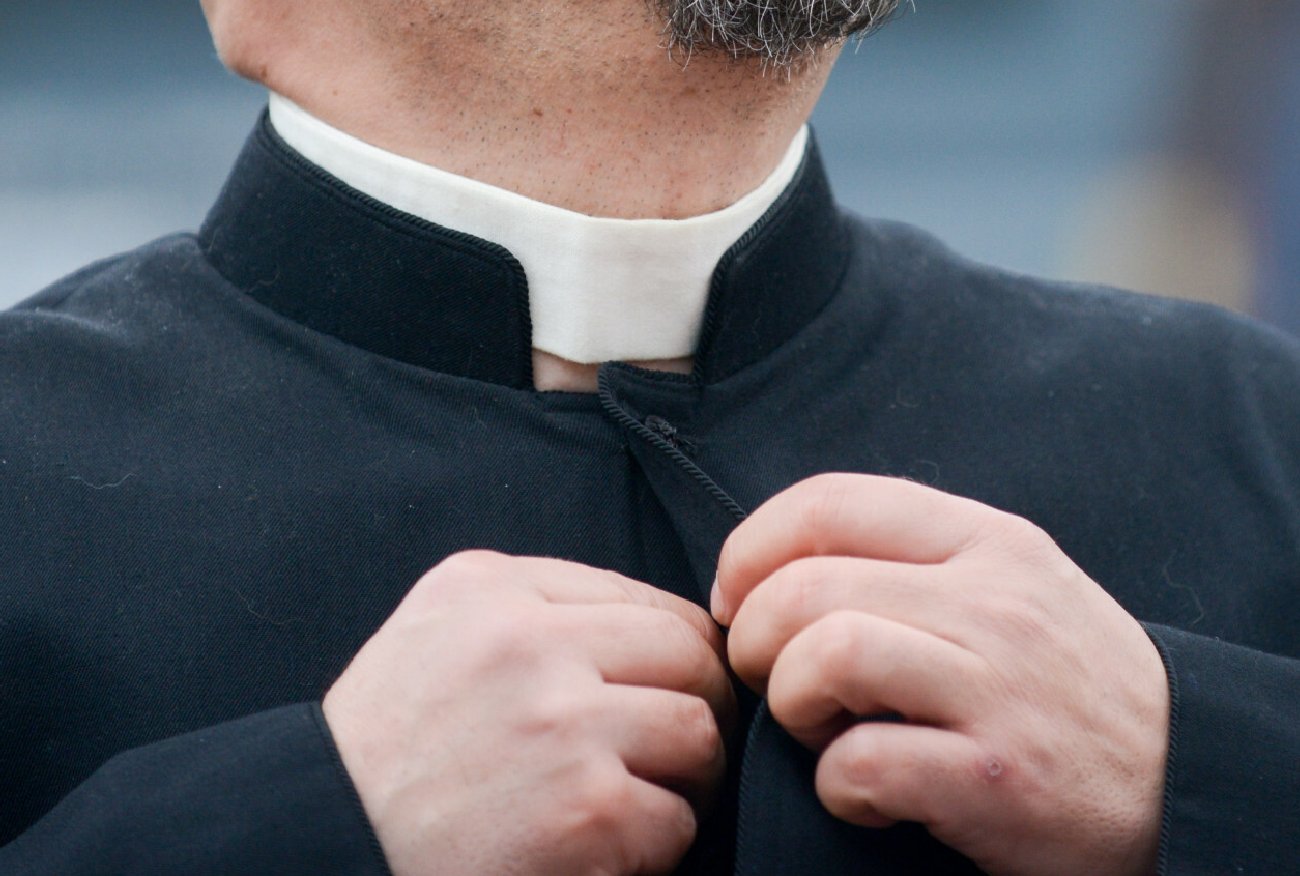 To tam pijany ksiądz wypadł z auta. Mieszkańcy: "A bo to pierwszy raz".