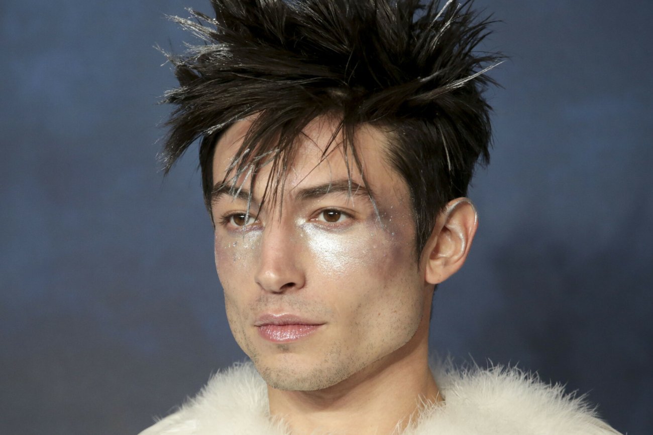 Ezra Miller znów trafił do aresztu na Hawajach.