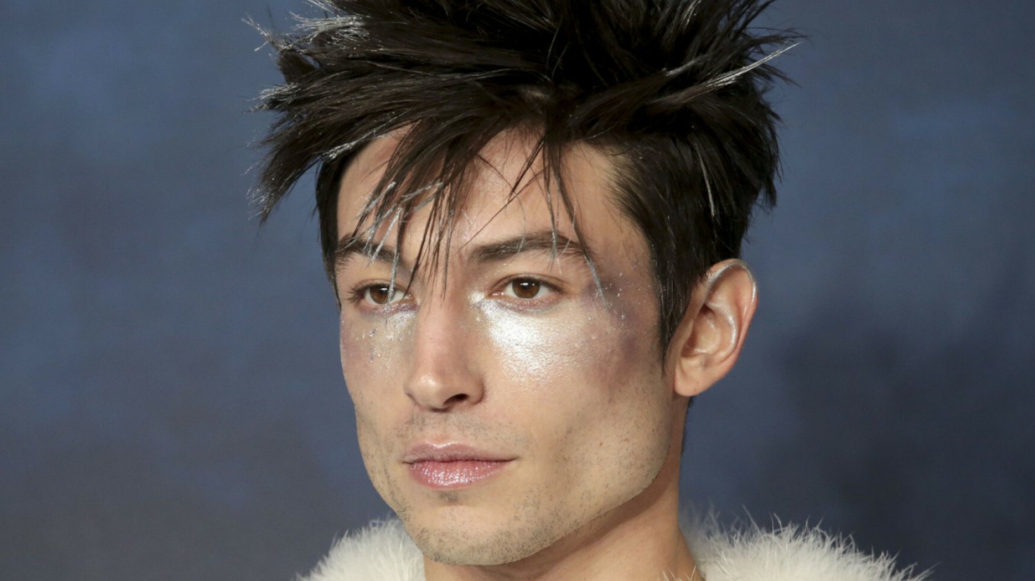 Ezra Miller znów trafił do aresztu na Hawajach.