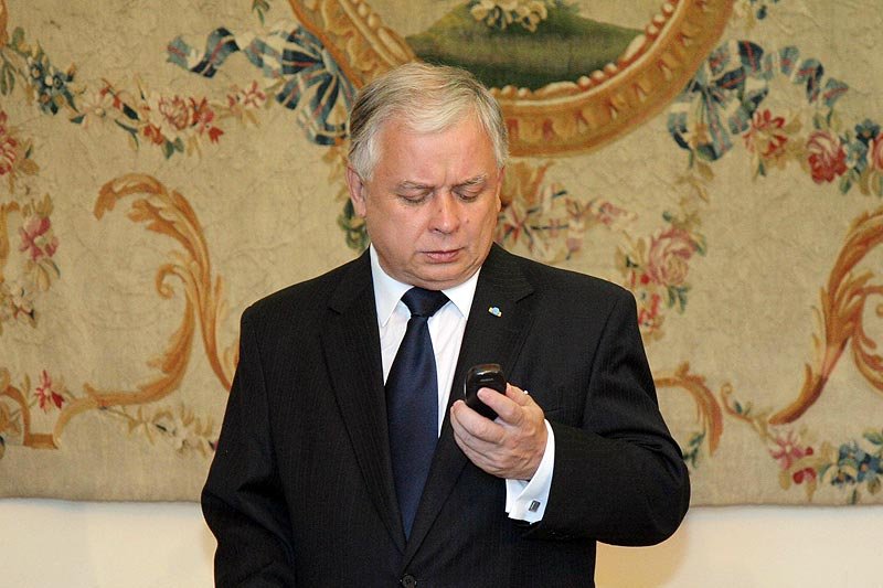 Prezydent Lech Kaczyński sprawdzający swój telefon. Rok 2008