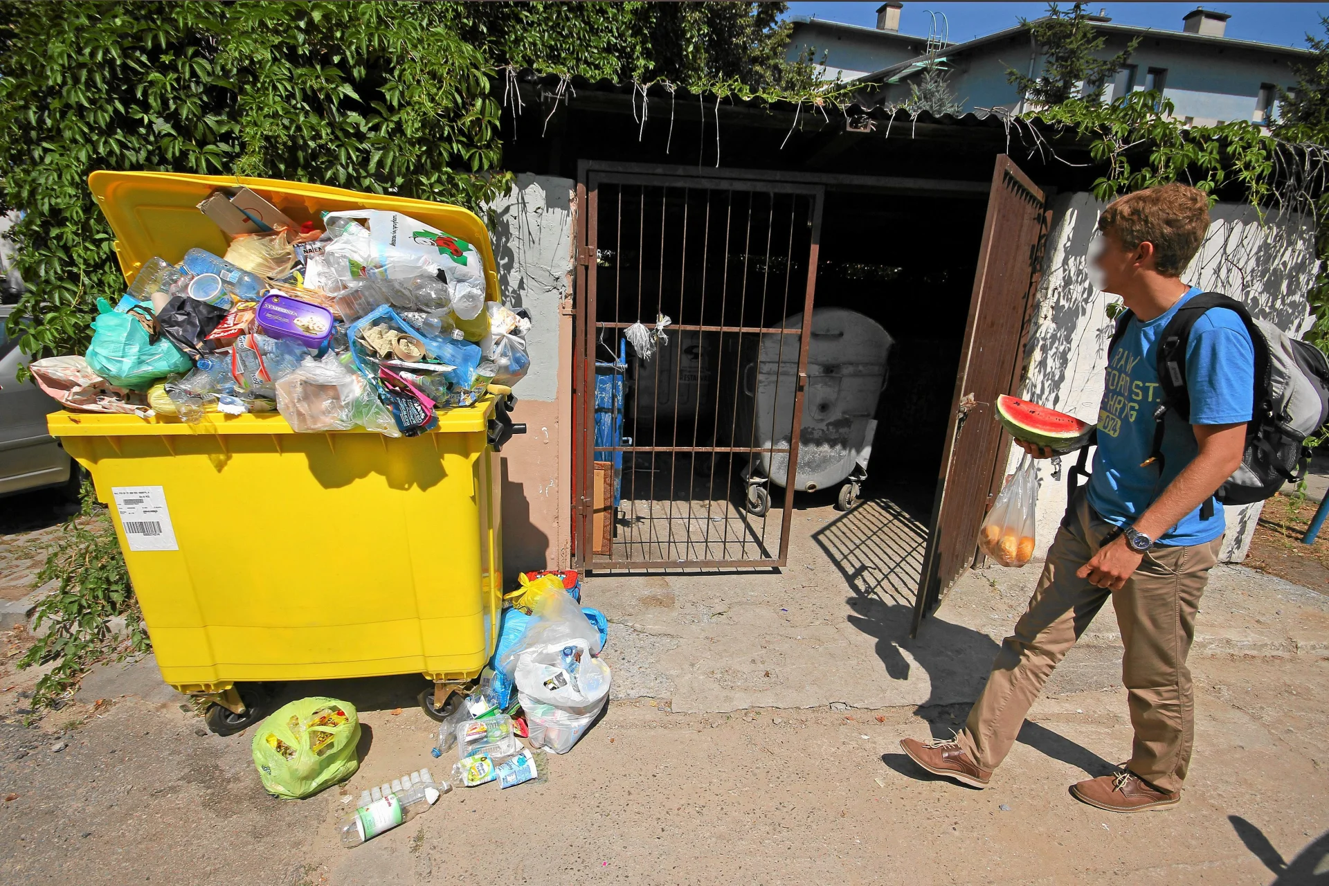 Znoszonych ubrań nie możemy wyrzucić do kosza. Tylko do PSZOK-ów Gdzie wyrzucić stare ubrania? Tylko w PSZOK-ach