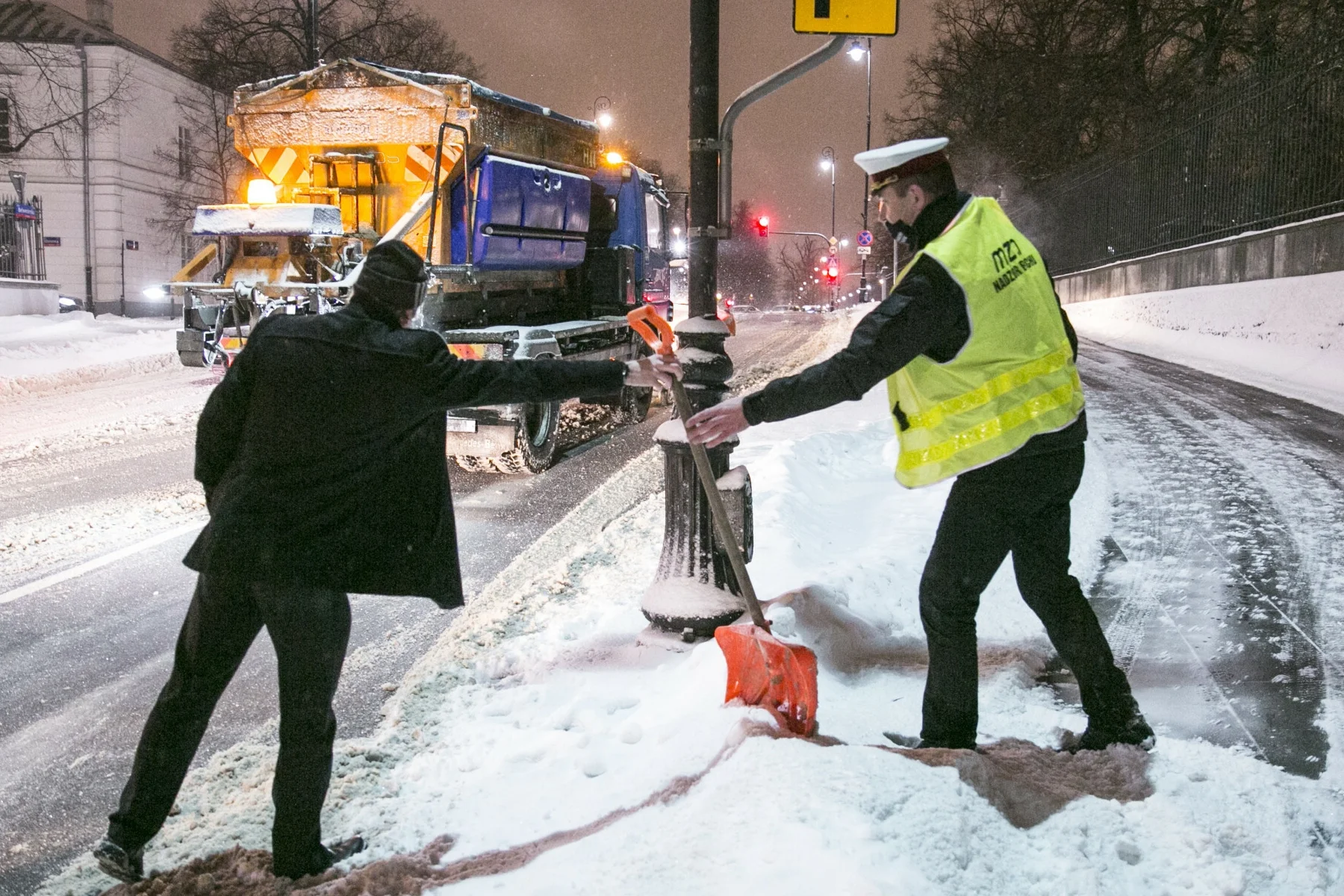 Warszawa. Paraliż miasta po burzy śnieżnej.