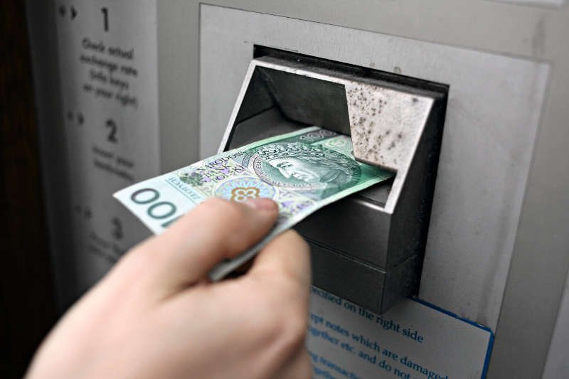 Polskie banki mają jedne z najwyższych prowizji i opłat w regionie? Goldman Sachs atakuje polski sektor bankowy