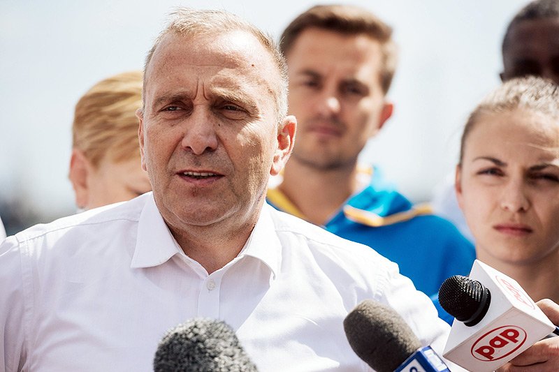 Przewodniczący Platformy Obywatelskiej Grzegorz Schetyna ocenił, że już wiadomo, komu zależało na podsłuchiwaniu wpływowych polityków poprzedniej ekipy rządzącej.