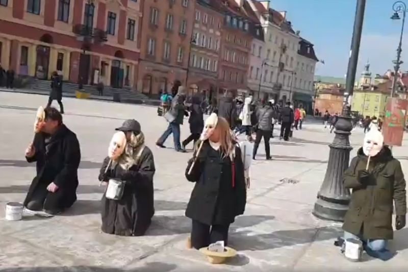 Akcja żebrzących pod kościołem "Gowinów" ani nie jest śmieszna, ani tym bardziej skuteczna.